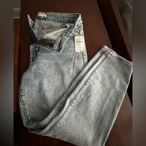 Good American Good legs crop size 15
Inseam 27”, fits between a 14-16